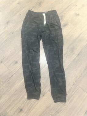 Vuori Dark Gray and black camo jogger sweatpants xs